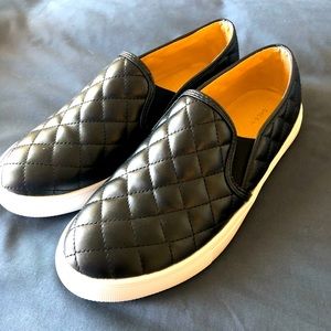 Black slide in Flats